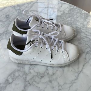 Adidas Stan Smith kids sneakers size 4.5. Gently used. Good condition